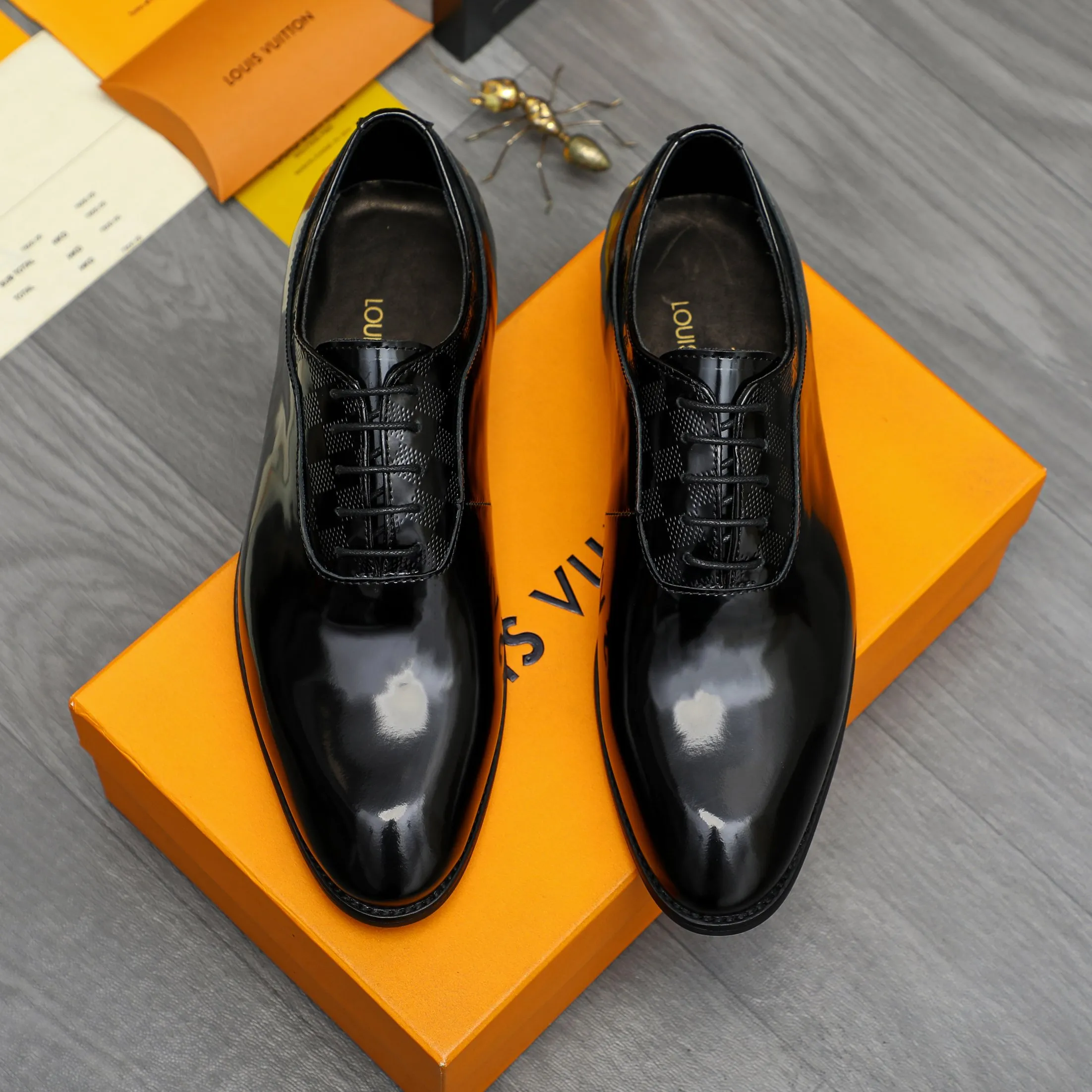 Men's shoes 💰p460 Product trademark: LV (Louis Vuitton) business lace-up leather shoes True size: 39-44 Product material: Selected lacquered cowhide stitching with classic plaid embossed upper, cowhide lining, original rubber outsole
